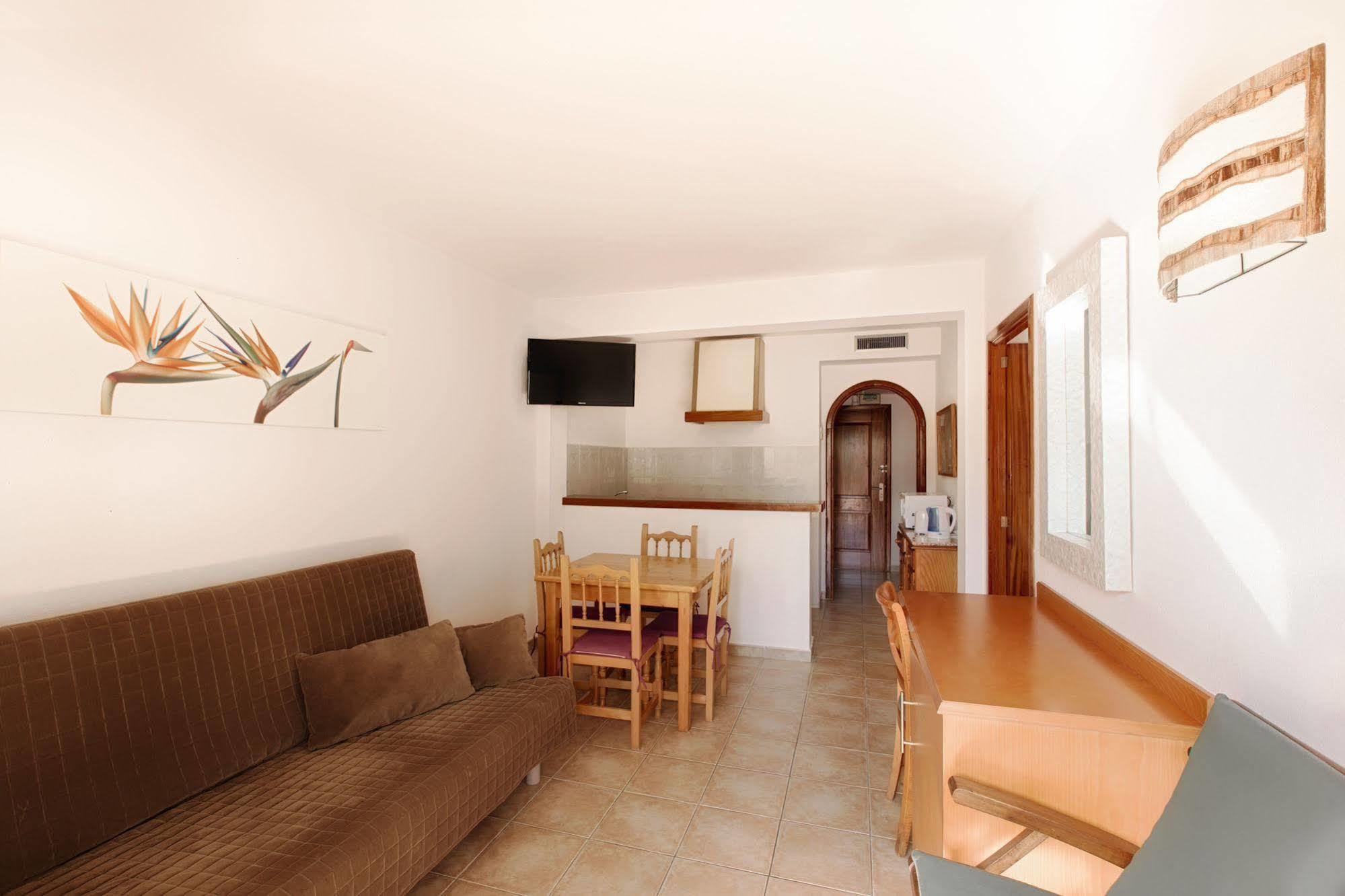Apartamentos Colomar サンタ・エウラリア・デス・リウ エクステリア 写真