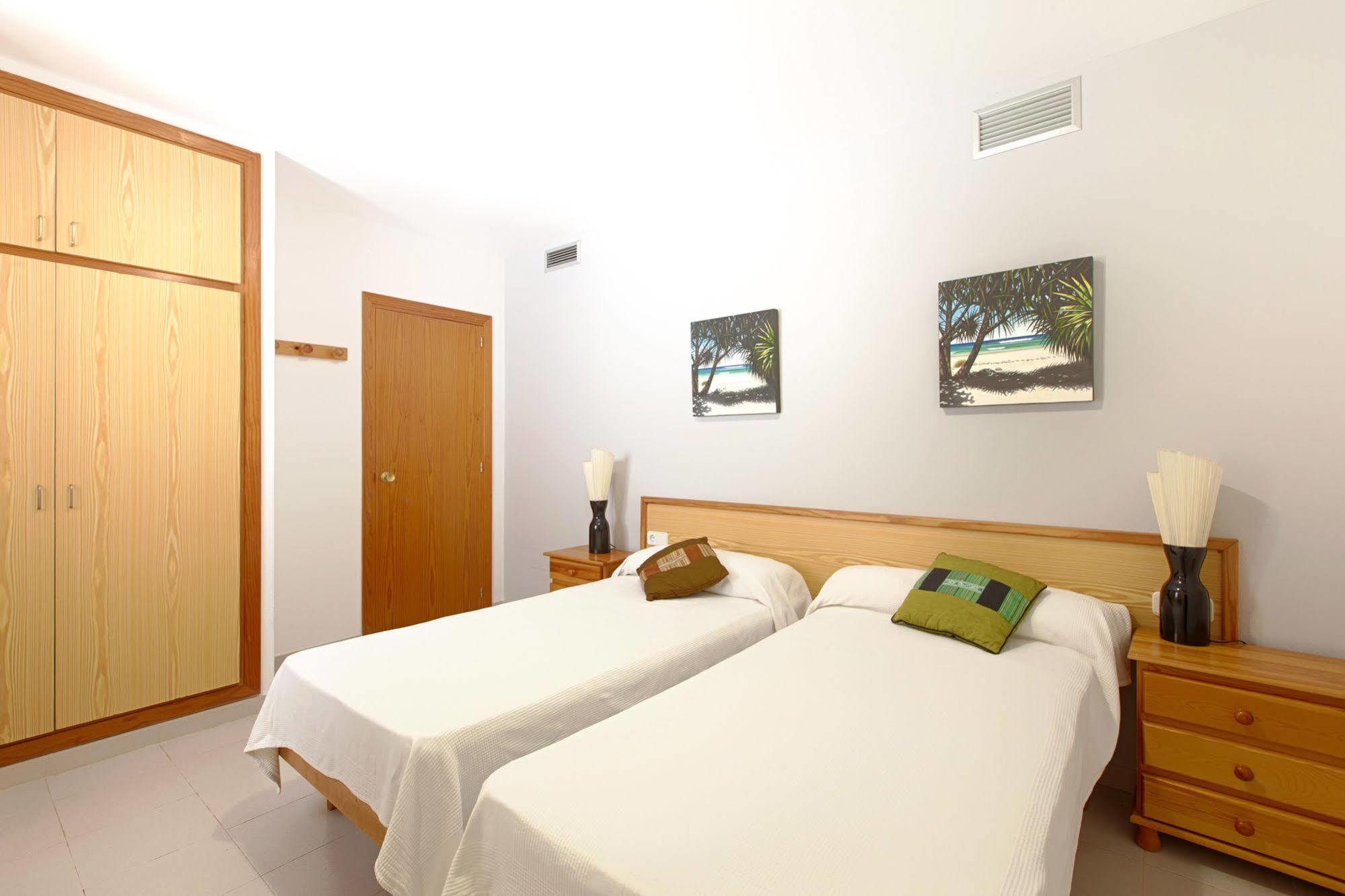 Apartamentos Colomar サンタ・エウラリア・デス・リウ エクステリア 写真
