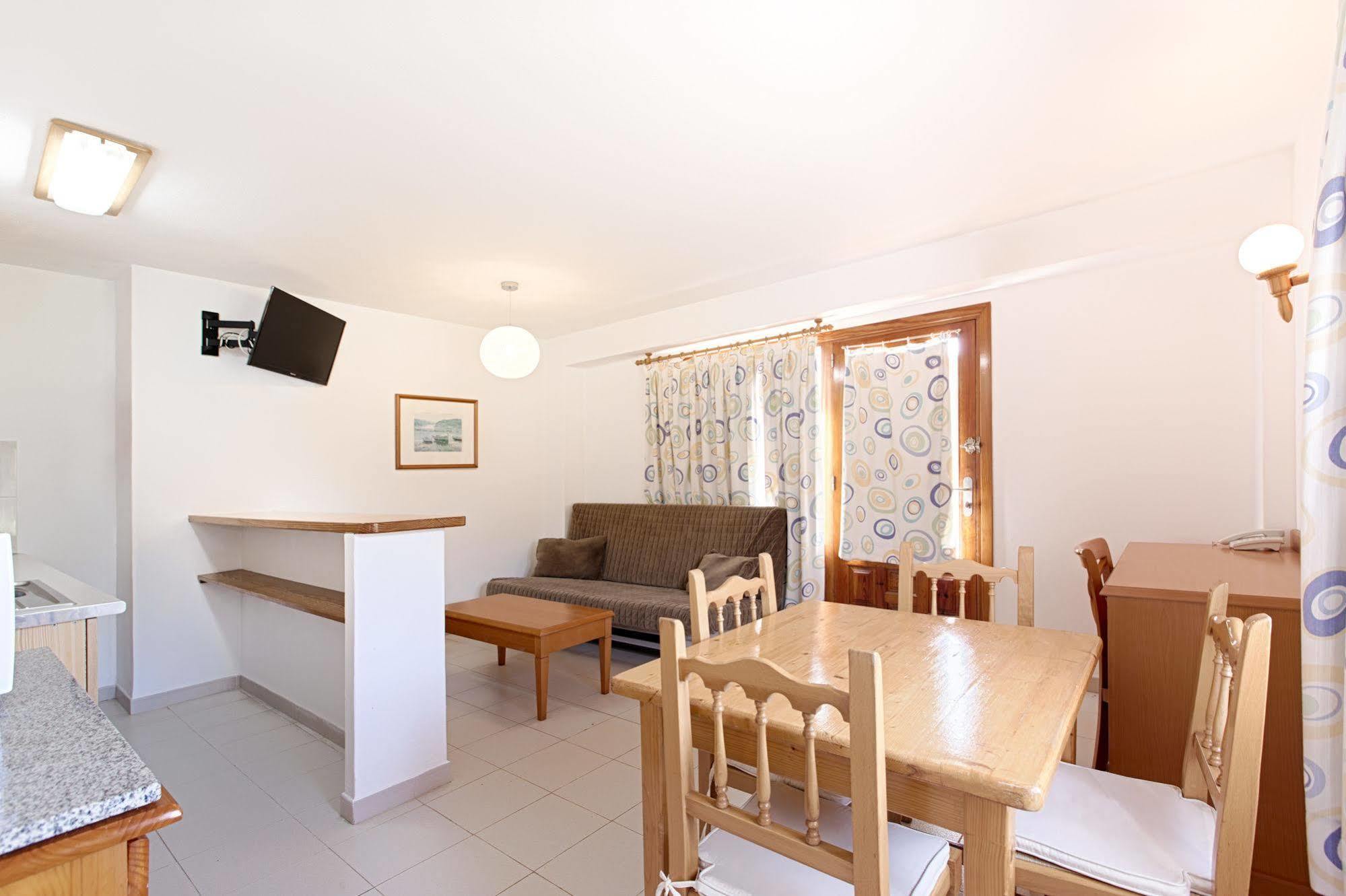 Apartamentos Colomar サンタ・エウラリア・デス・リウ エクステリア 写真