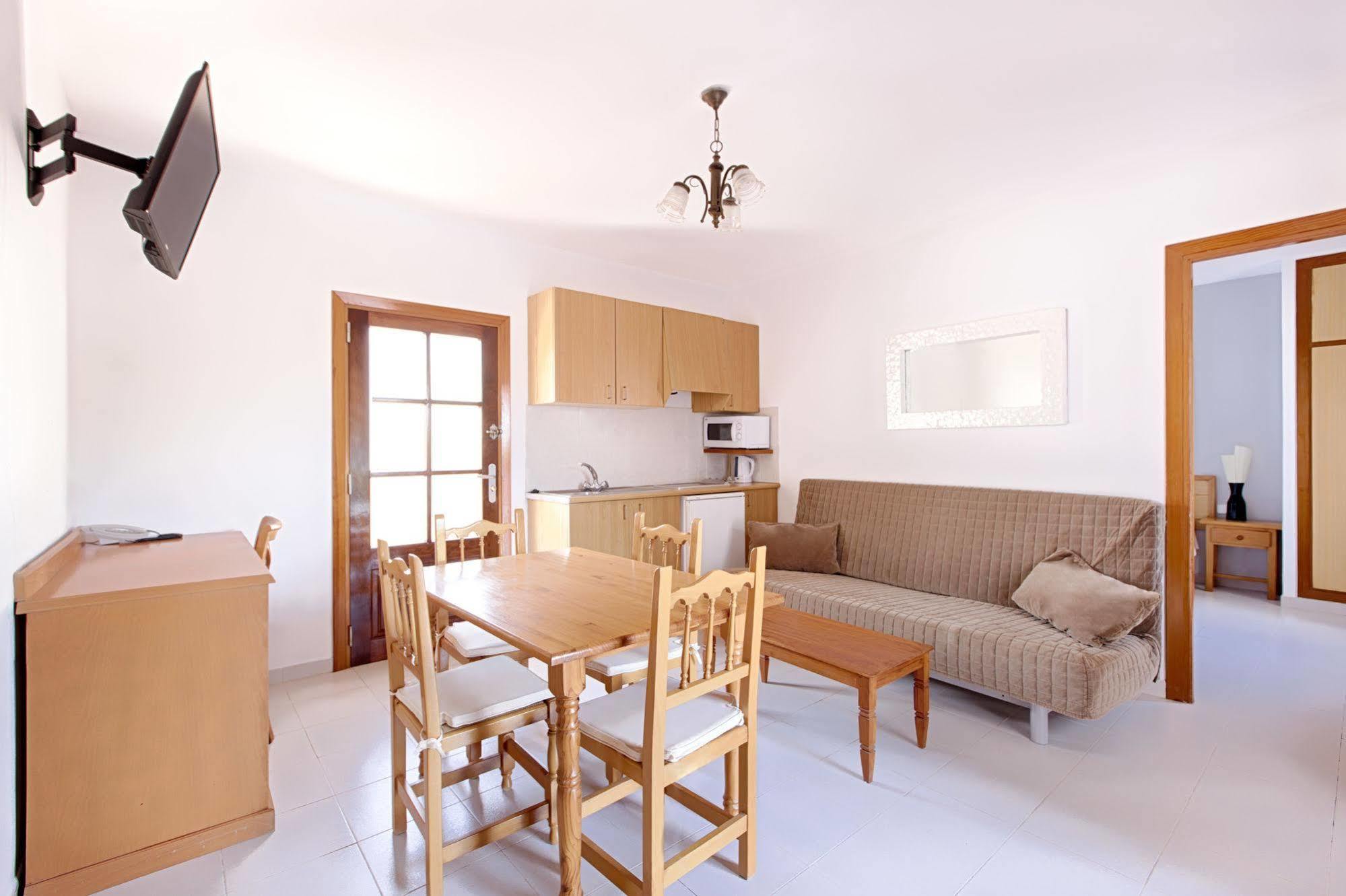 Apartamentos Colomar サンタ・エウラリア・デス・リウ エクステリア 写真