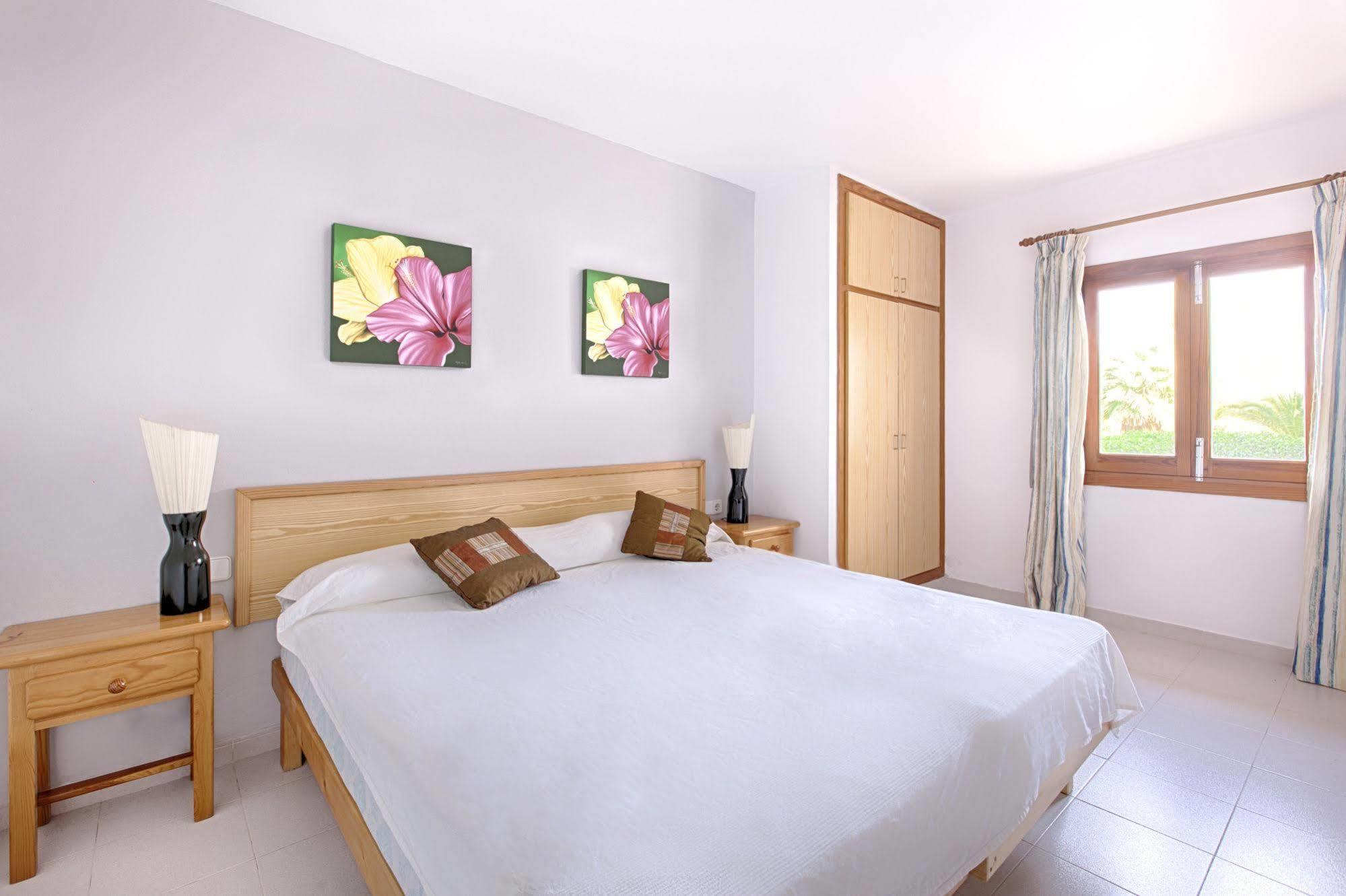 Apartamentos Colomar サンタ・エウラリア・デス・リウ エクステリア 写真