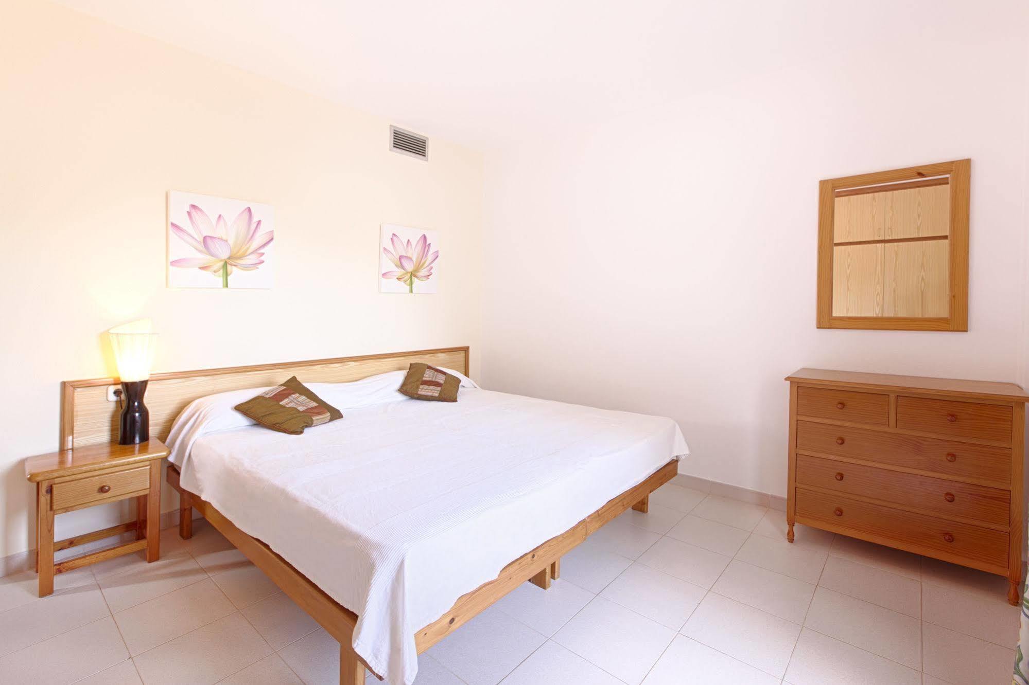 Apartamentos Colomar サンタ・エウラリア・デス・リウ エクステリア 写真